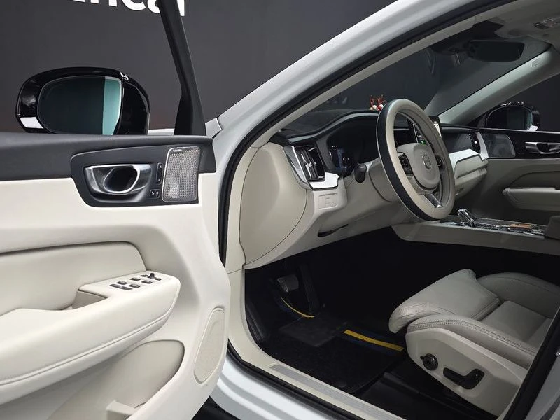 Volvo XC60 2.0 245 hp Automatic, снимка 9 - Автомобили и джипове - 55804585