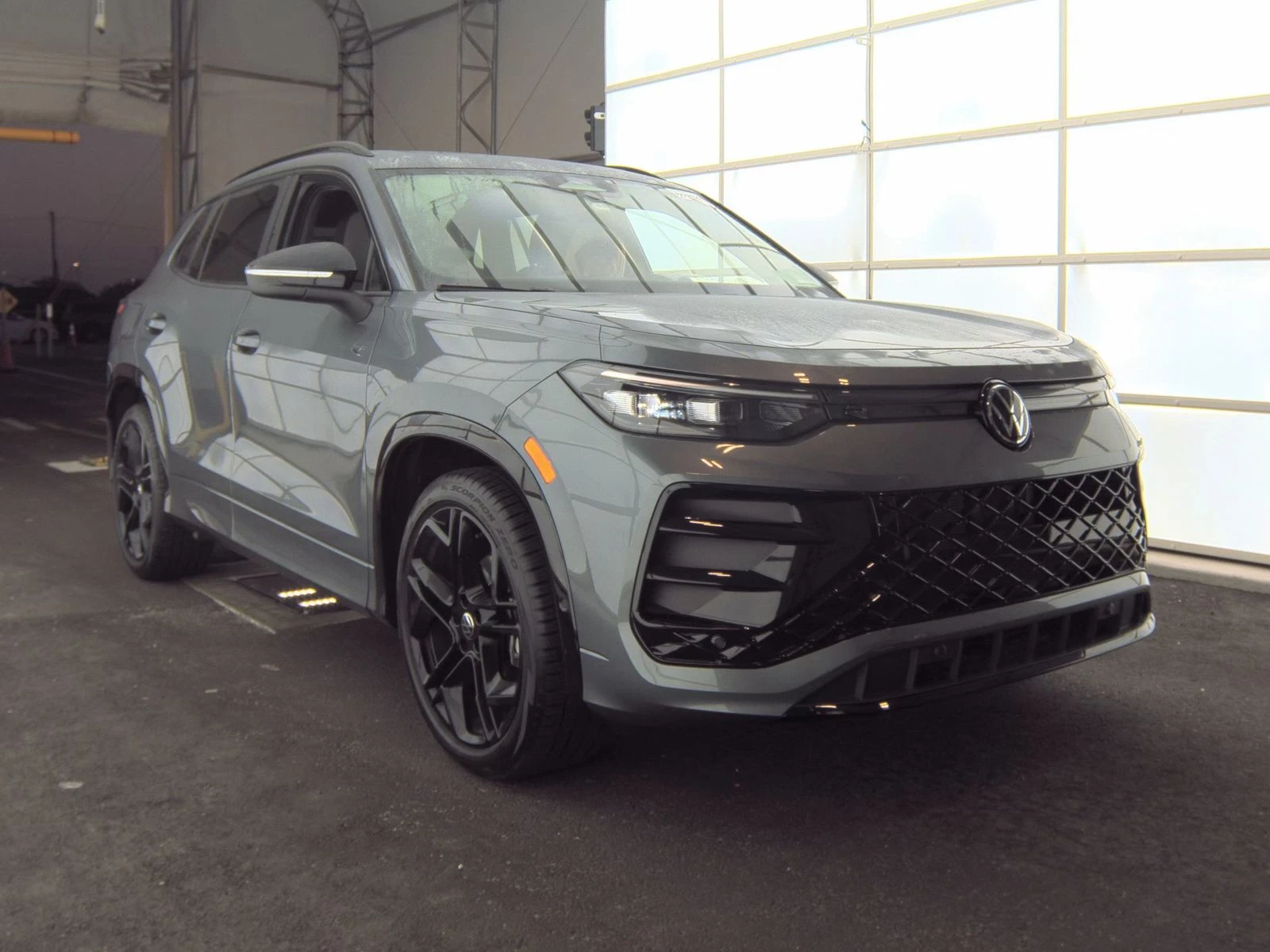 VW Tiguan SE R-Line Black, снимка 3 - Автомобили и джипове - 53826335