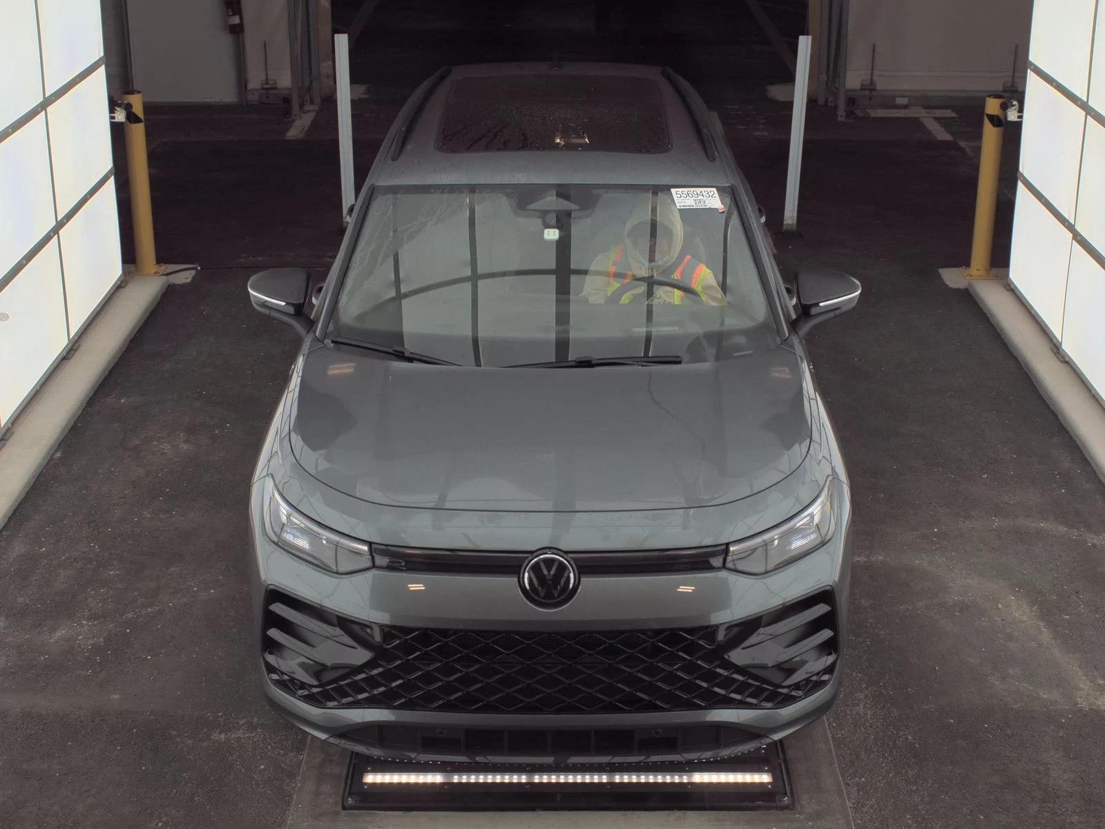 VW Tiguan SE R-Line Black, снимка 2 - Автомобили и джипове - 53826335