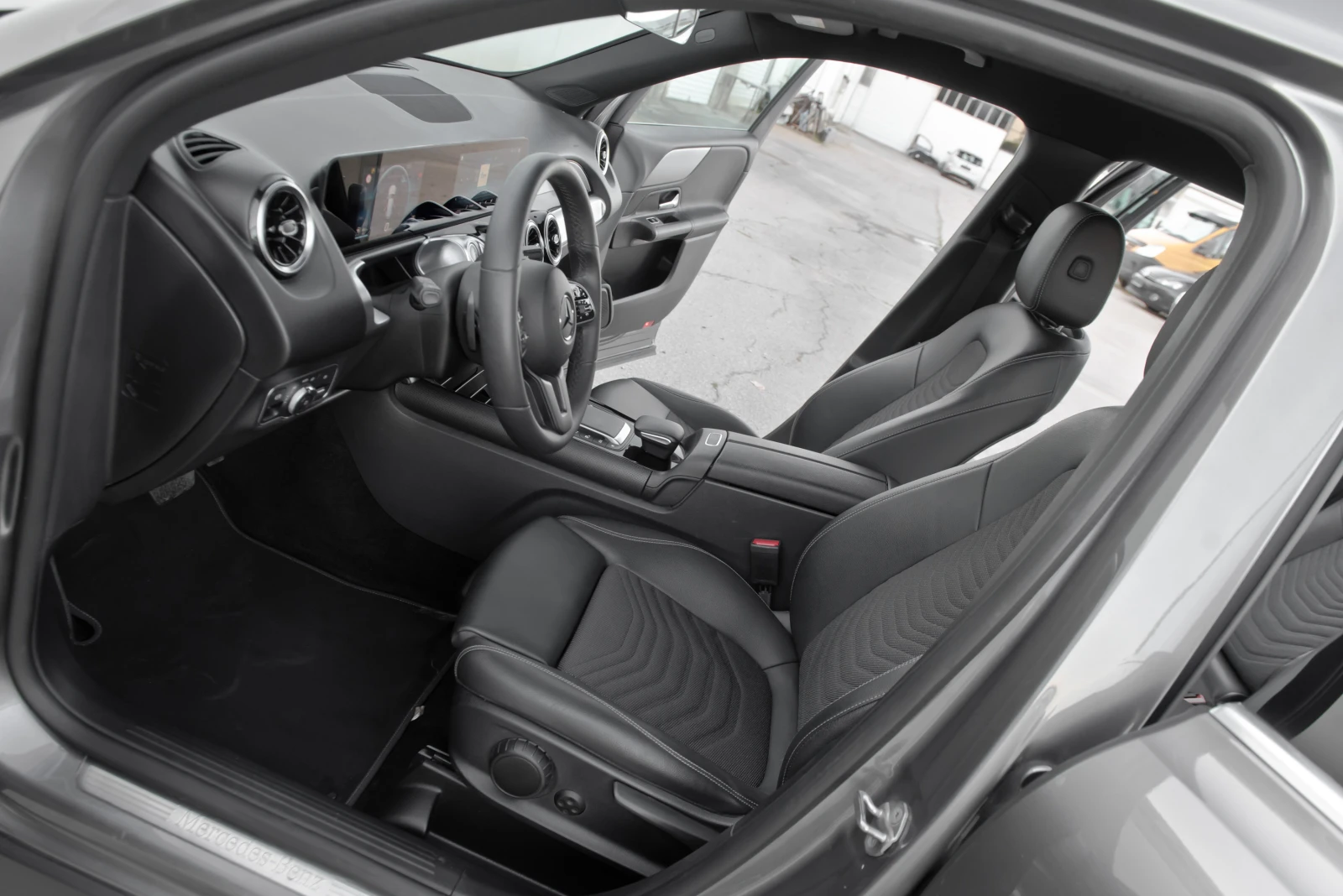 Mercedes-Benz GLB 200 AMG, снимка 9 - Автомобили и джипове - 54914863