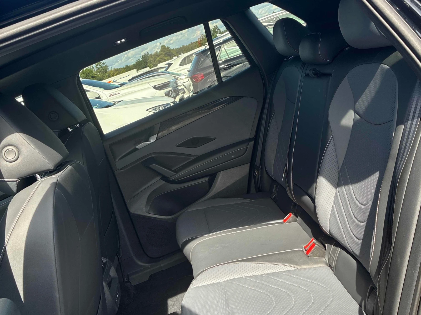VW Tiguan  Comfortline R Line Black Edition * CARFAX , снимка 12 - Автомобили и джипове - 56028692