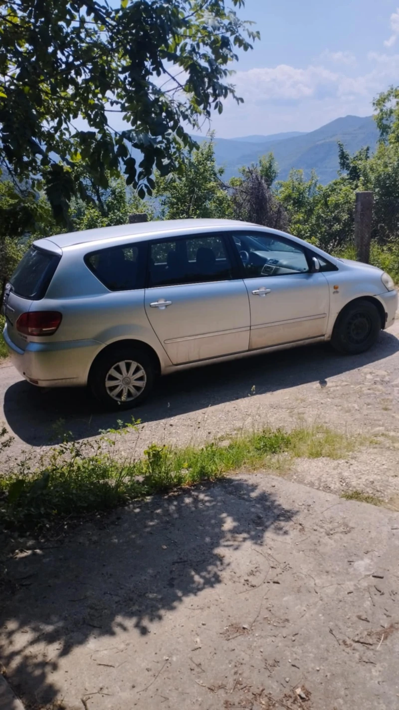 Toyota Avensis verso 2.0 TD, снимка 2 - Автомобили и джипове - 51890652