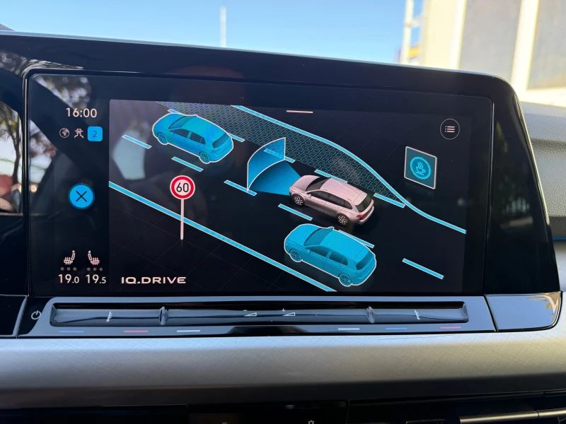 VW Golf 2.0/150p.s/Distronic/FULL-LED/CARPLAY/Lane-assist, снимка 14 - Автомобили и джипове - 51825562