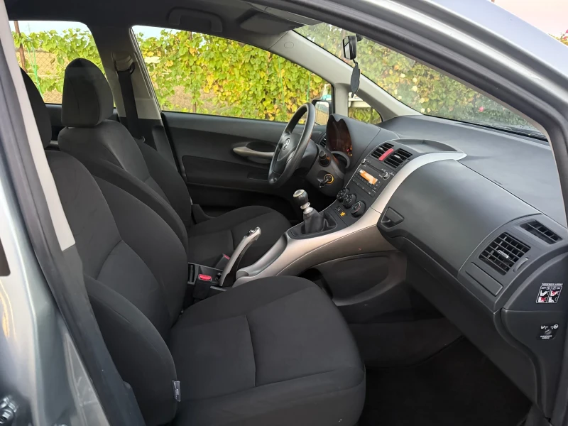 Toyota Auris 1.33, снимка 11 - Автомобили и джипове - 52263660