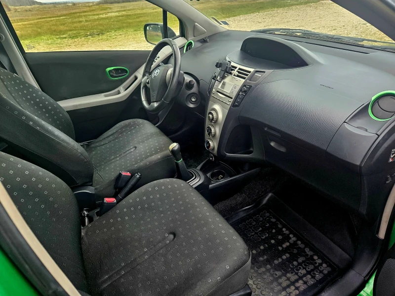 Toyota Yaris 1.0, 69 Hp, снимка 8 - Автомобили и джипове - 52553872