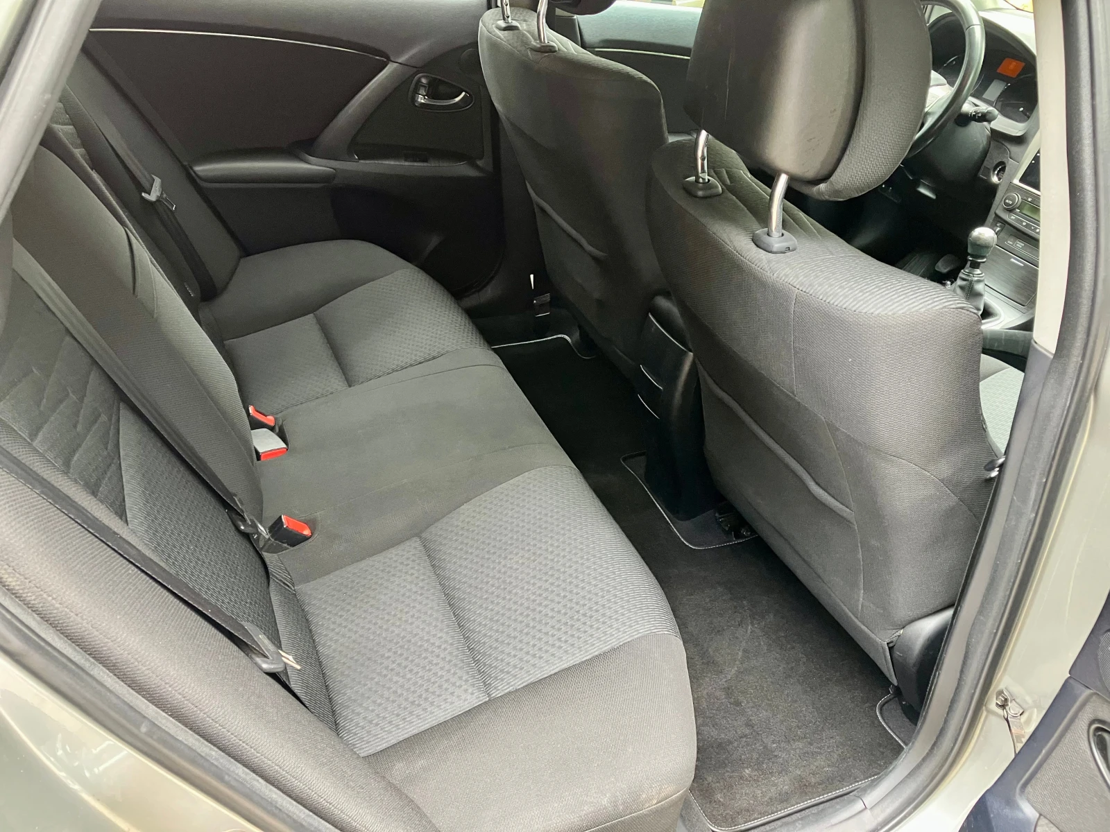 Toyota Avensis 2.2 D4D 150 кс, снимка 13 - Автомобили и джипове - 55136427