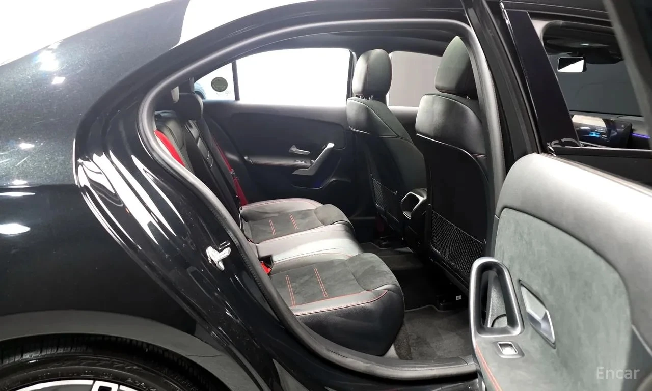 Mercedes-Benz A 35 AMG| ALCANTARA| ПАМЕТ| АМБИЕНТ| 2 КЛЮЧА| , снимка 12 - Автомобили и джипове - 55885565