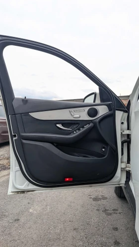 Mercedes-Benz GLC 300 * CARFAX * ОПЦИЯ ЗА ФИНАНСИРАНЕ * , снимка 11