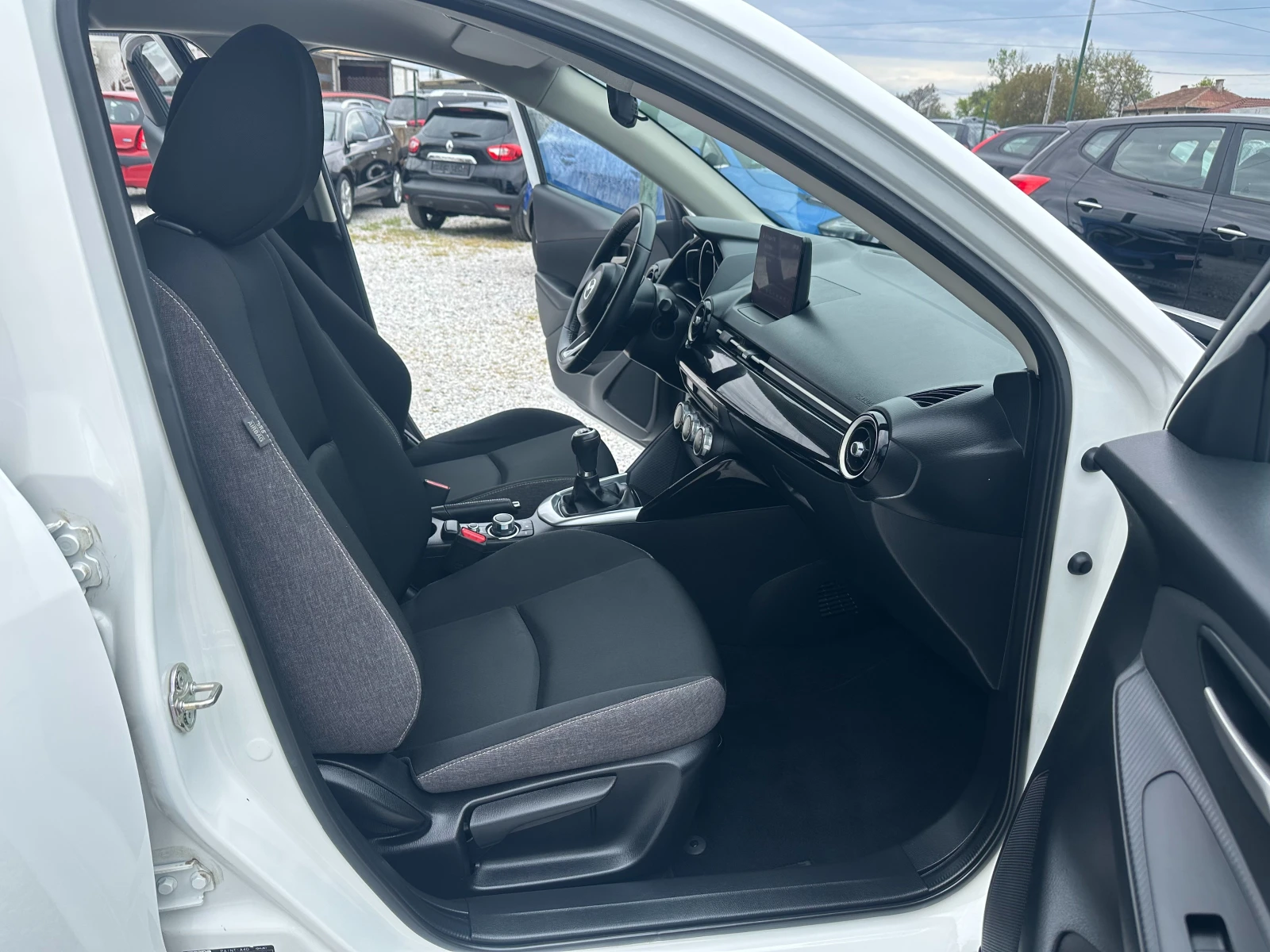 Mazda 2 1.5 I-Hybrid* Ксенон* TOP, снимка 8 - Автомобили и джипове - 54380277