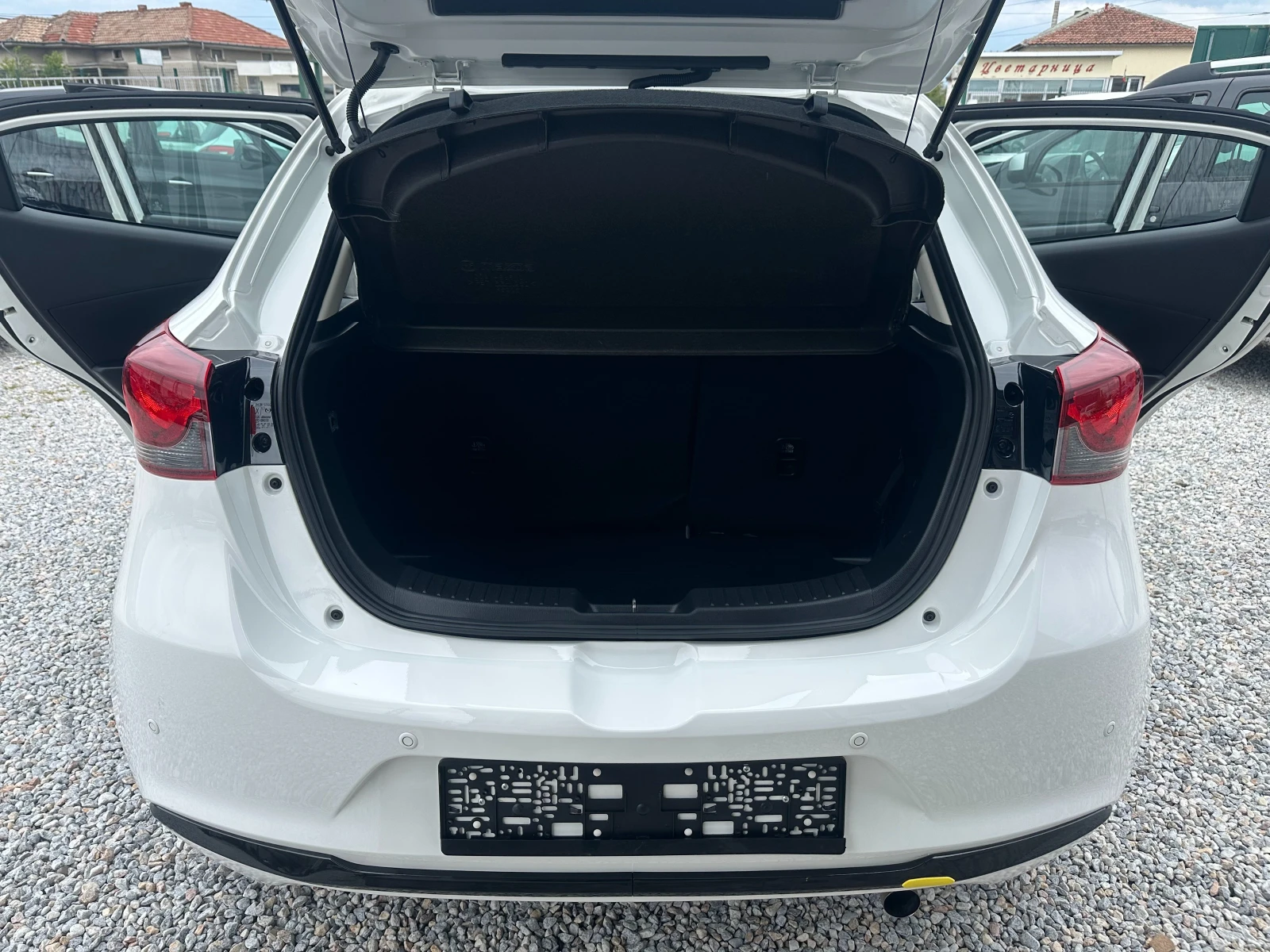 Mazda 2 1.5 I-Hybrid* Ксенон* TOP, снимка 10 - Автомобили и джипове - 54380277