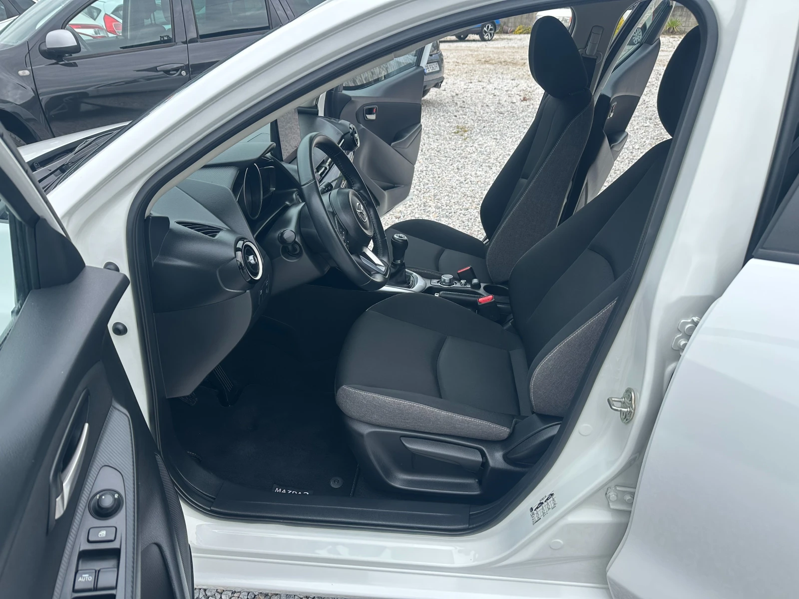 Mazda 2 1.5 I-Hybrid* Ксенон* TOP, снимка 13 - Автомобили и джипове - 54380277