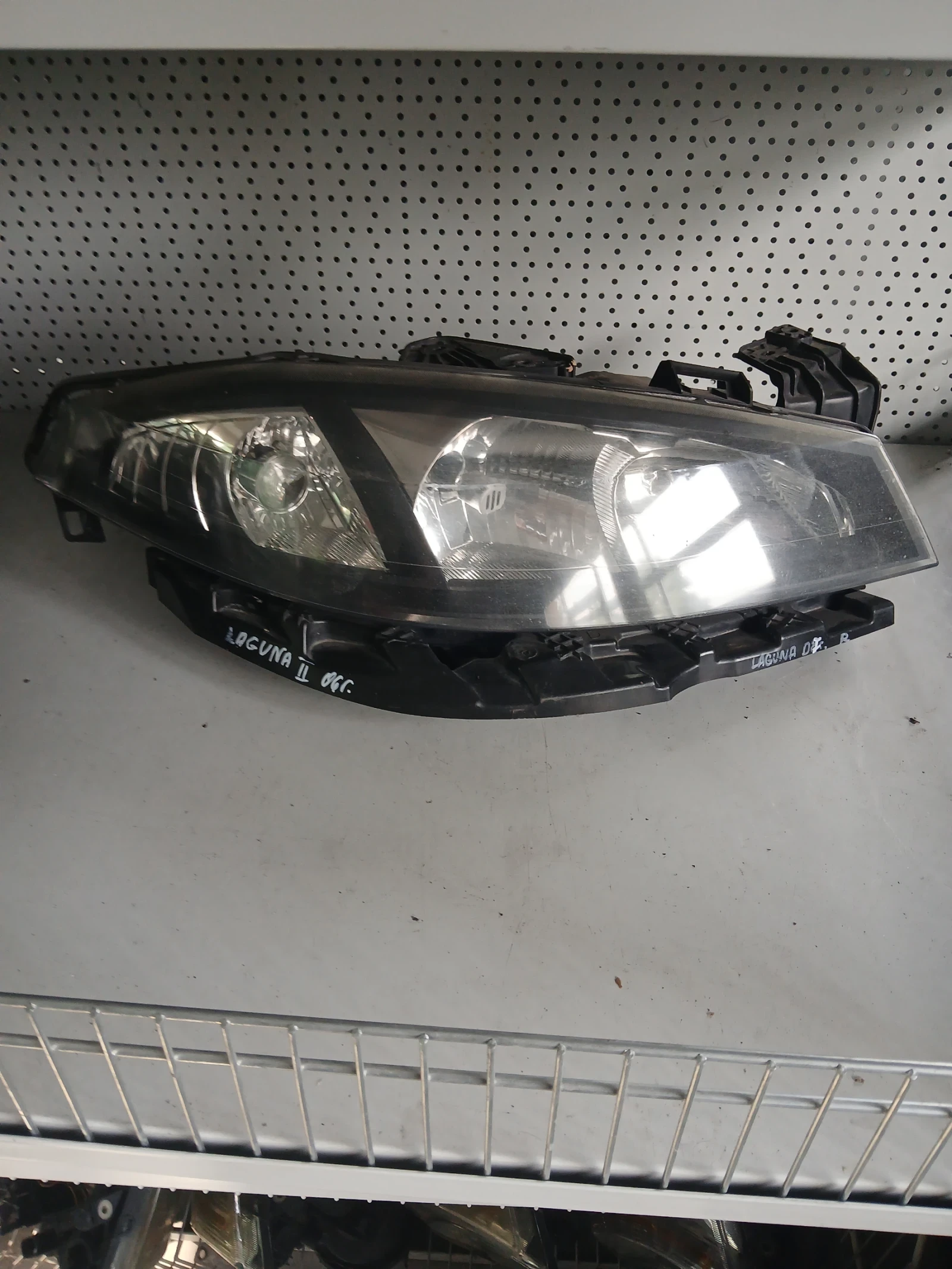8200 481 197 фар десен Renault Laguna 2006г