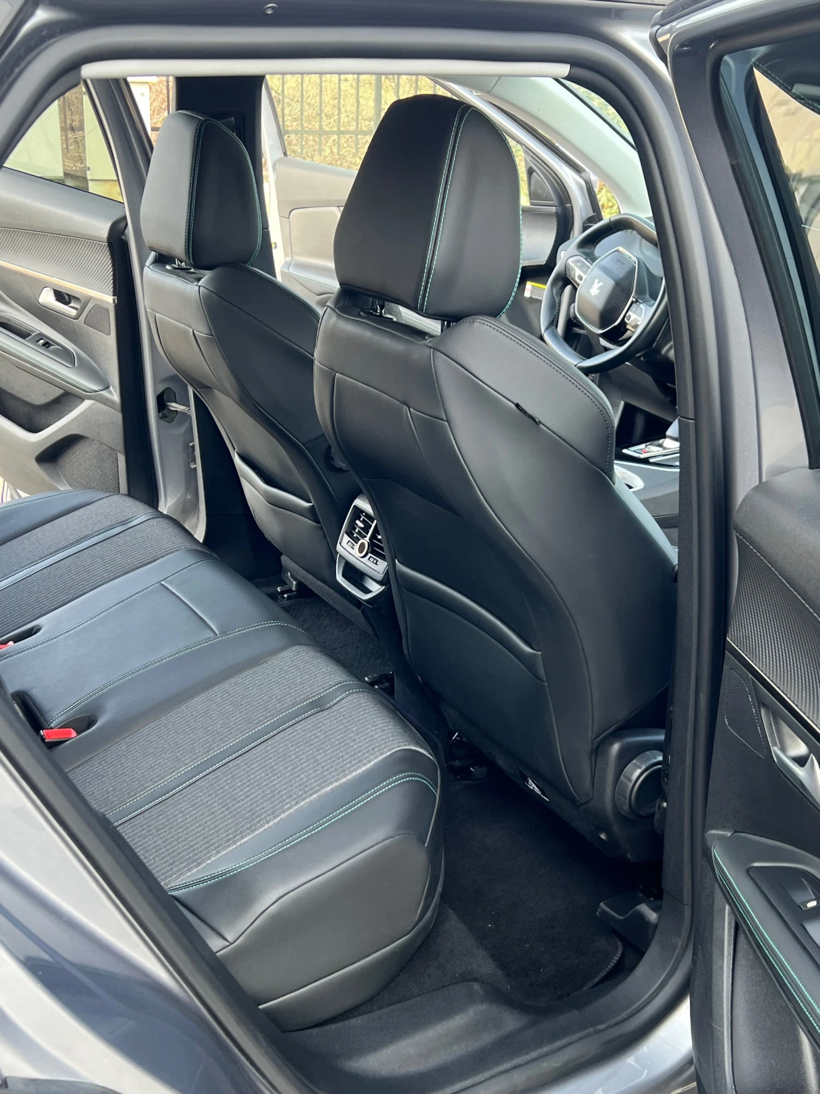 Peugeot 3008 1.6 Plug-in Hybrid 224 к.с.Автомат LED Navi Keyles, снимка 17 - Автомобили и джипове - 53894490