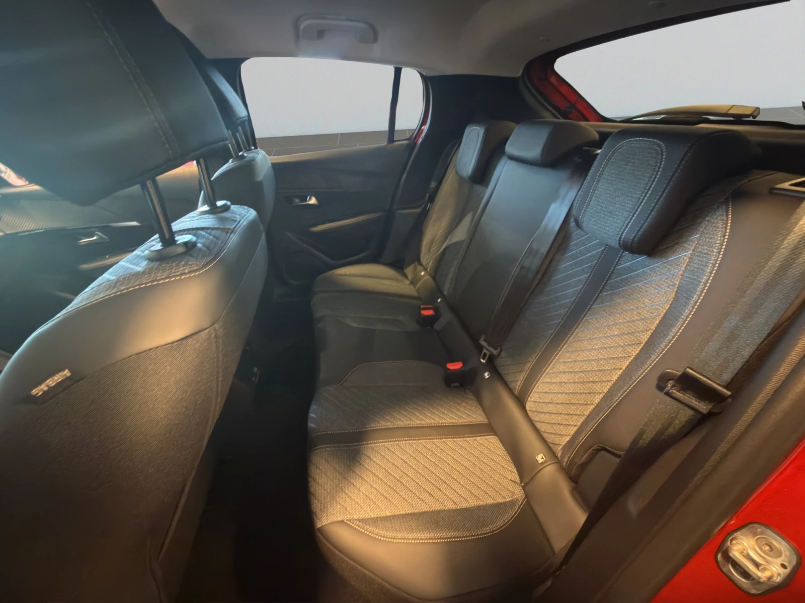 Peugeot 208 ALLURE 1.2 110 HYBRID 48V Гаранция до 03.2031 г., снимка 11 - Автомобили и джипове - 54132089