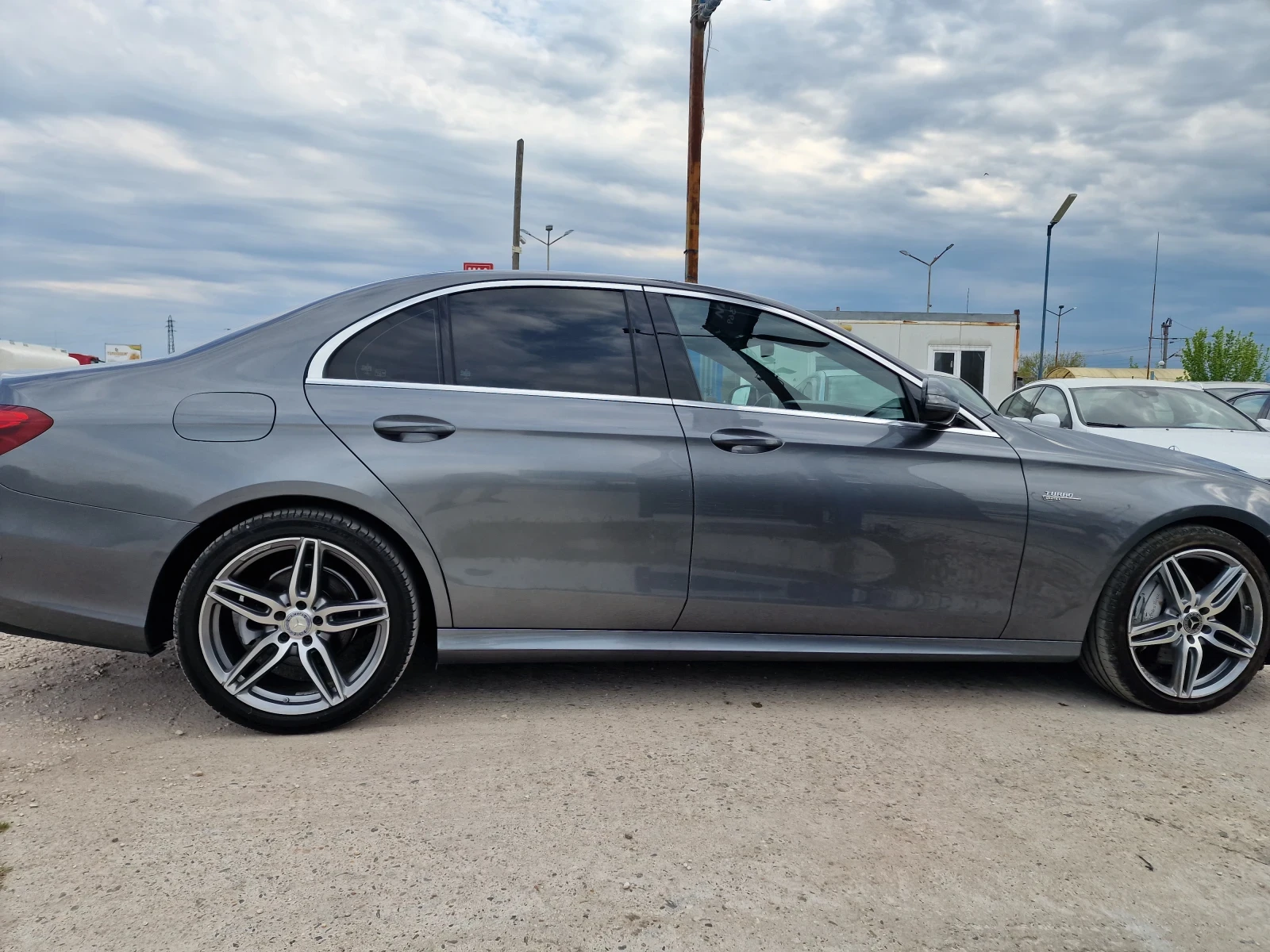 Mercedes-Benz E 220 4MATIC* CAM360* AMG-LINE* DIST* , снимка 4 - Автомобили и джипове - 54363903