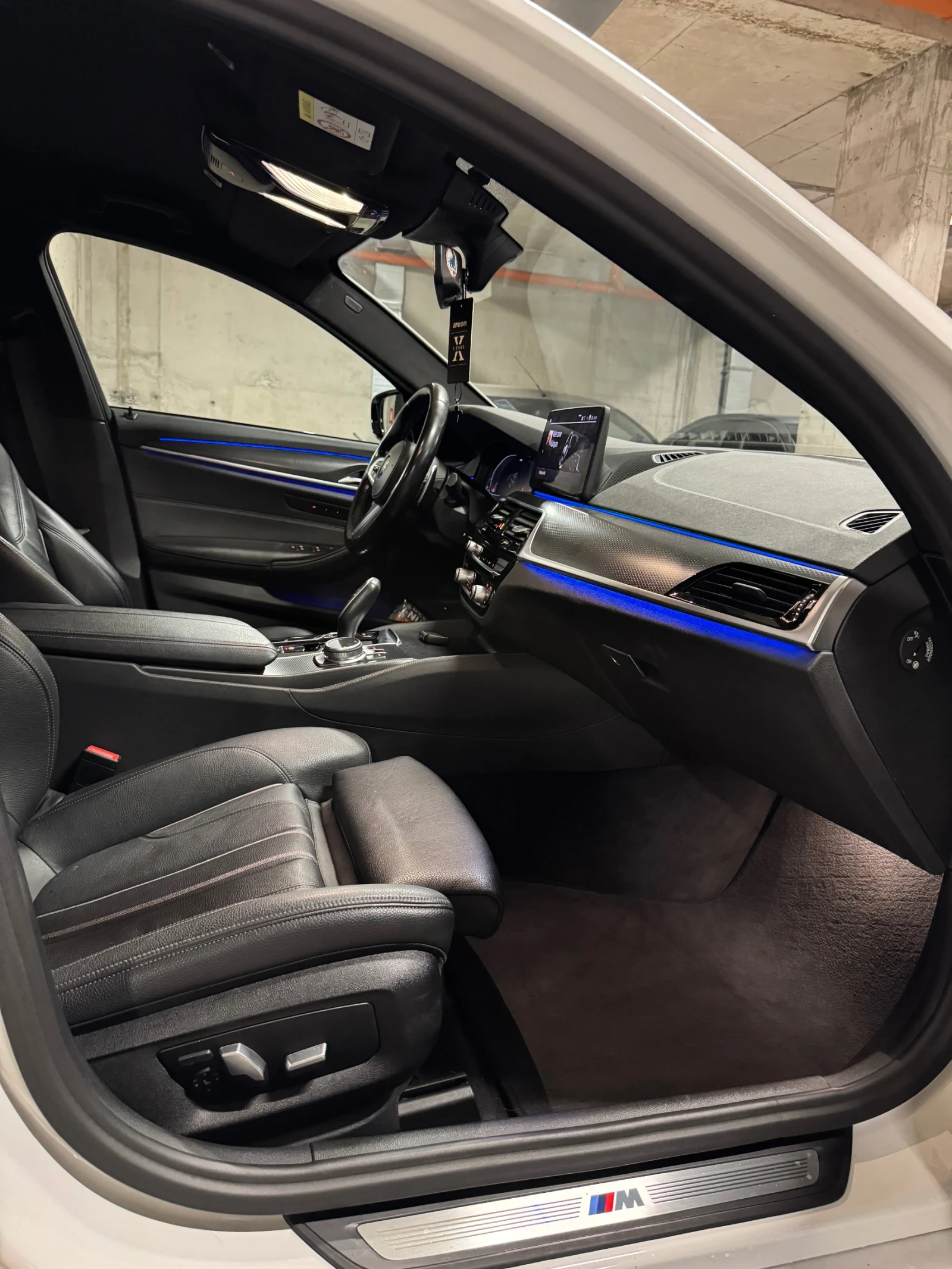 BMW 520 LCI/M PACK/DIGITAL/DISTRONIC/KEYLESS/COMFORT/HI-FI, снимка 12 - Автомобили и джипове - 55040438
