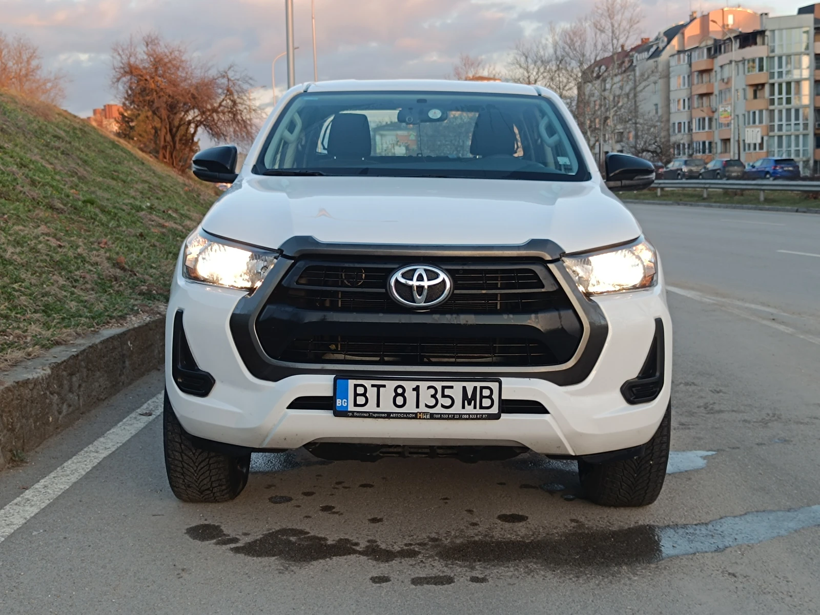 Toyota Hilux 2.4 D-4D 4WD | В гаранция - изображение 2