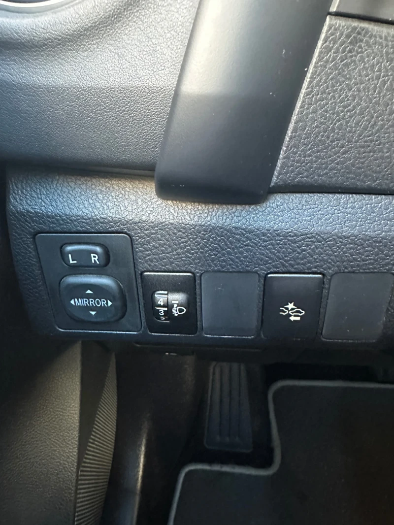 Toyota Auris 1, 8 хибрид, снимка 11 - Автомобили и джипове - 52935472