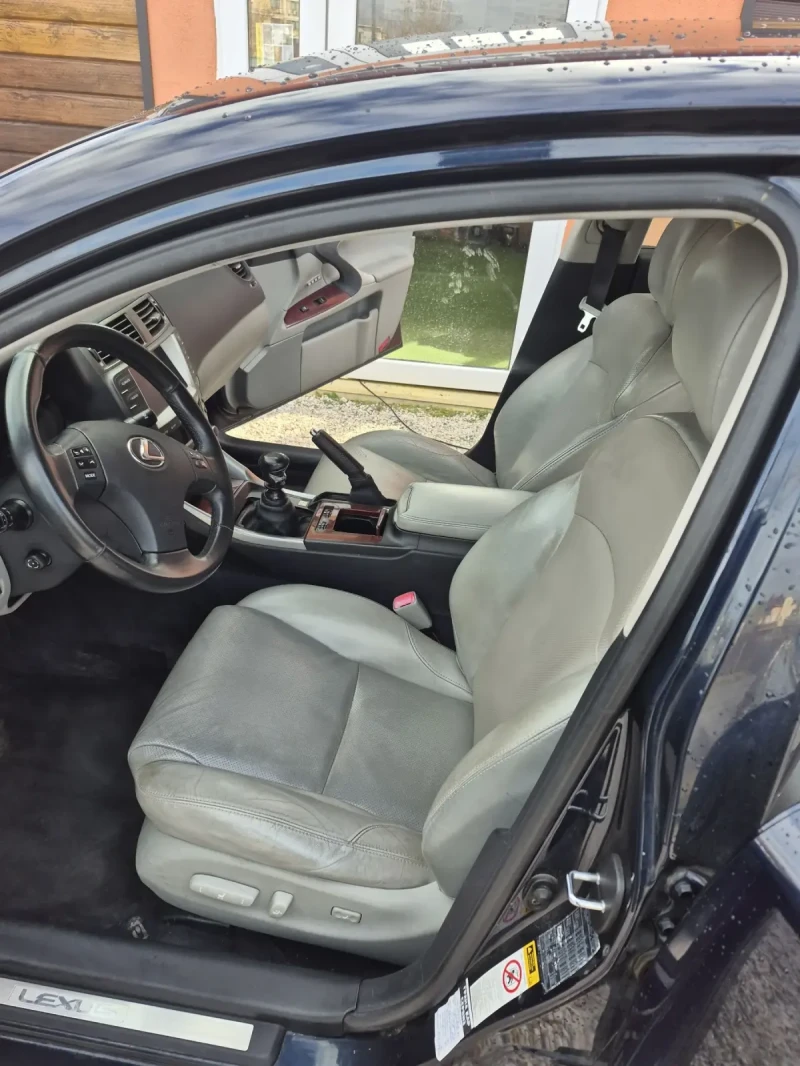 Lexus IS 220d Luxury, 2 ключа, 2 чифта дж, Двигател на 7000 км. , снимка 6 - Автомобили и джипове - 53390409