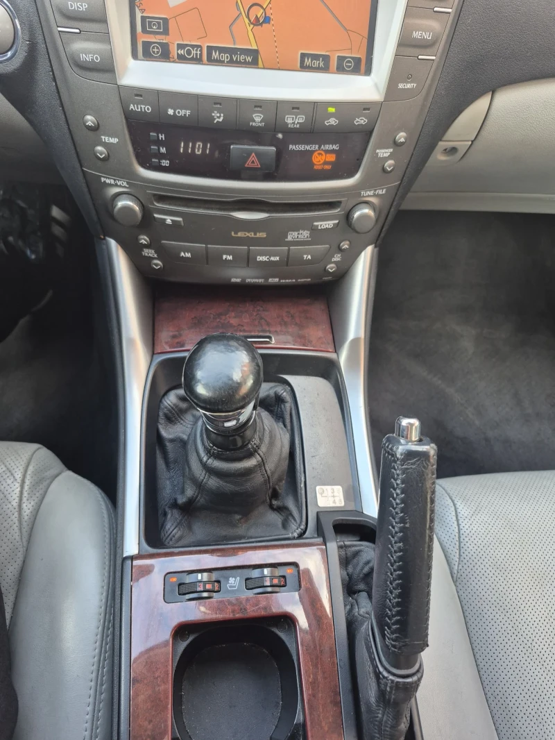 Lexus IS 220d Luxury, 2 ключа, 2 чифта дж, Двигател на 7000 км. , снимка 13 - Автомобили и джипове - 53390409