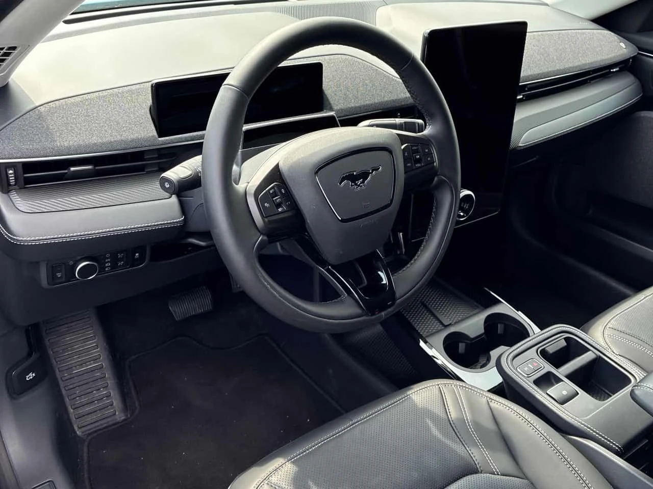 Ford Mustang Mach-E  Premium / 360 / DISTRONIC / АВТОКРЕДИТ , снимка 5 - Автомобили и джипове - 55508306