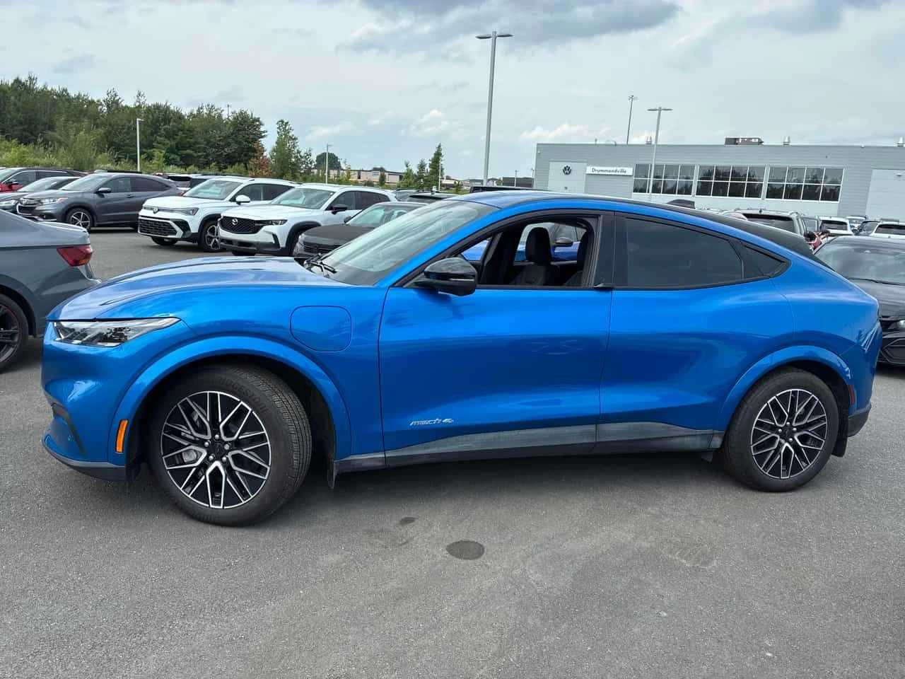 Ford Mustang Mach-E  Premium / 360 / DISTRONIC / АВТОКРЕДИТ , снимка 2 - Автомобили и джипове - 55508306