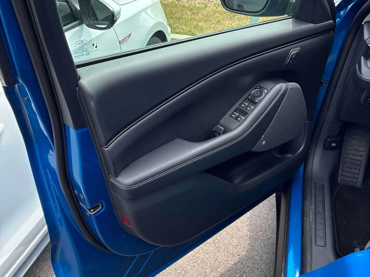 Ford Mustang Mach-E  Premium / 360 / DISTRONIC / АВТОКРЕДИТ , снимка 12 - Автомобили и джипове - 55508306