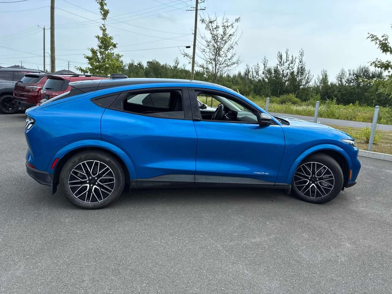 Ford Mustang Mach-E  Premium / 360 / DISTRONIC / АВТОКРЕДИТ , снимка 3 - Автомобили и джипове - 55508306