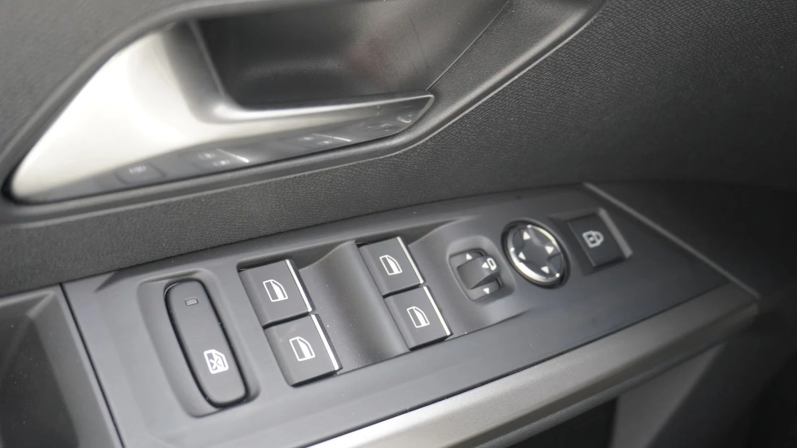Peugeot 5008 HEV/145HP/7S/MATRIX/ACC/CAM/NAVI/CPLAY/631q, снимка 12 - Автомобили и джипове - 55753076