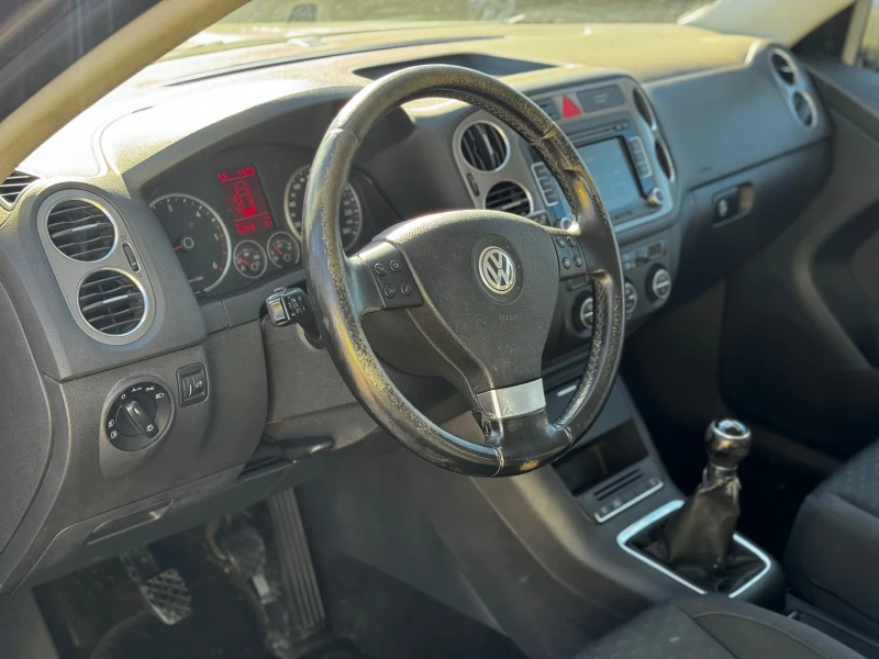 VW Tiguan 2.0TDI/4x4/140kc, снимка 17 - Автомобили и джипове - 52409538