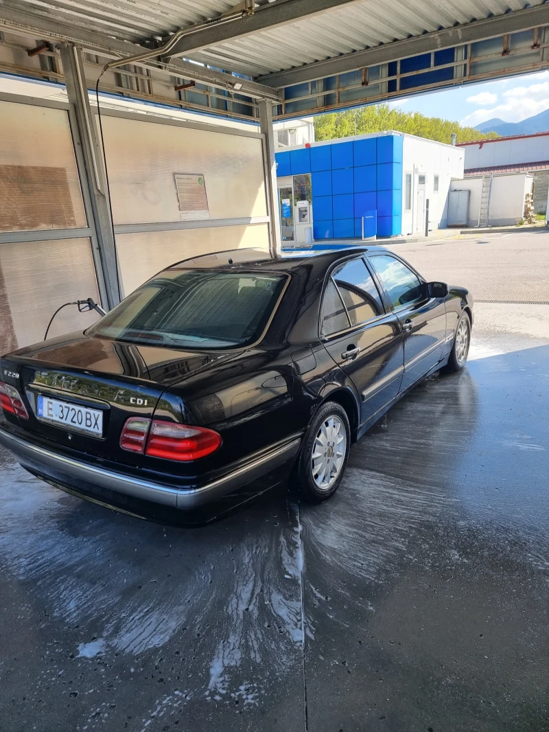 Mercedes-Benz E 220, снимка 4 - Автомобили и джипове - 48897958