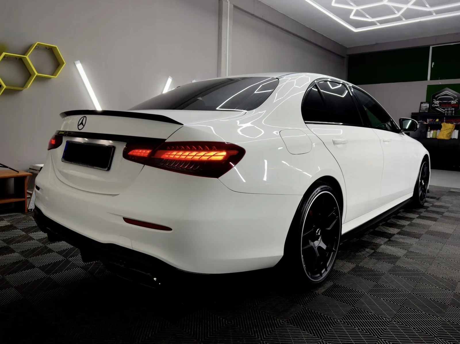 Mercedes-Benz E 220 FACELIFT, AMG Line, Бяла перла, снимка 8 - Автомобили и джипове - 55080592
