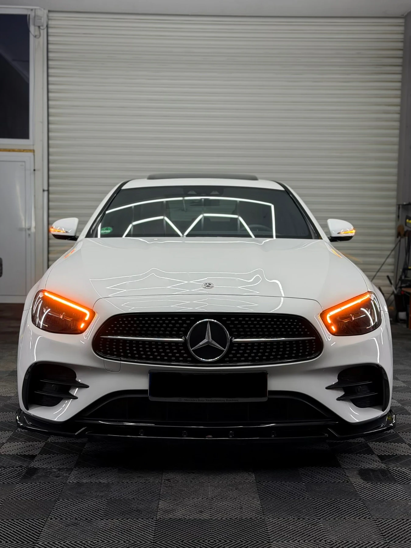 Mercedes-Benz E 220 FACELIFT, AMG Line, Бяла перла, снимка 2 - Автомобили и джипове - 55080592