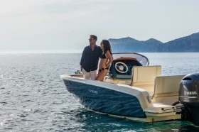 Моторна яхта Invictus FX200, снимка 1