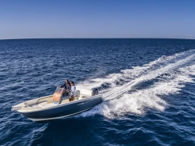 Моторна яхта Invictus FX200, снимка 2