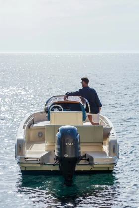 Моторна яхта Invictus FX200, снимка 9