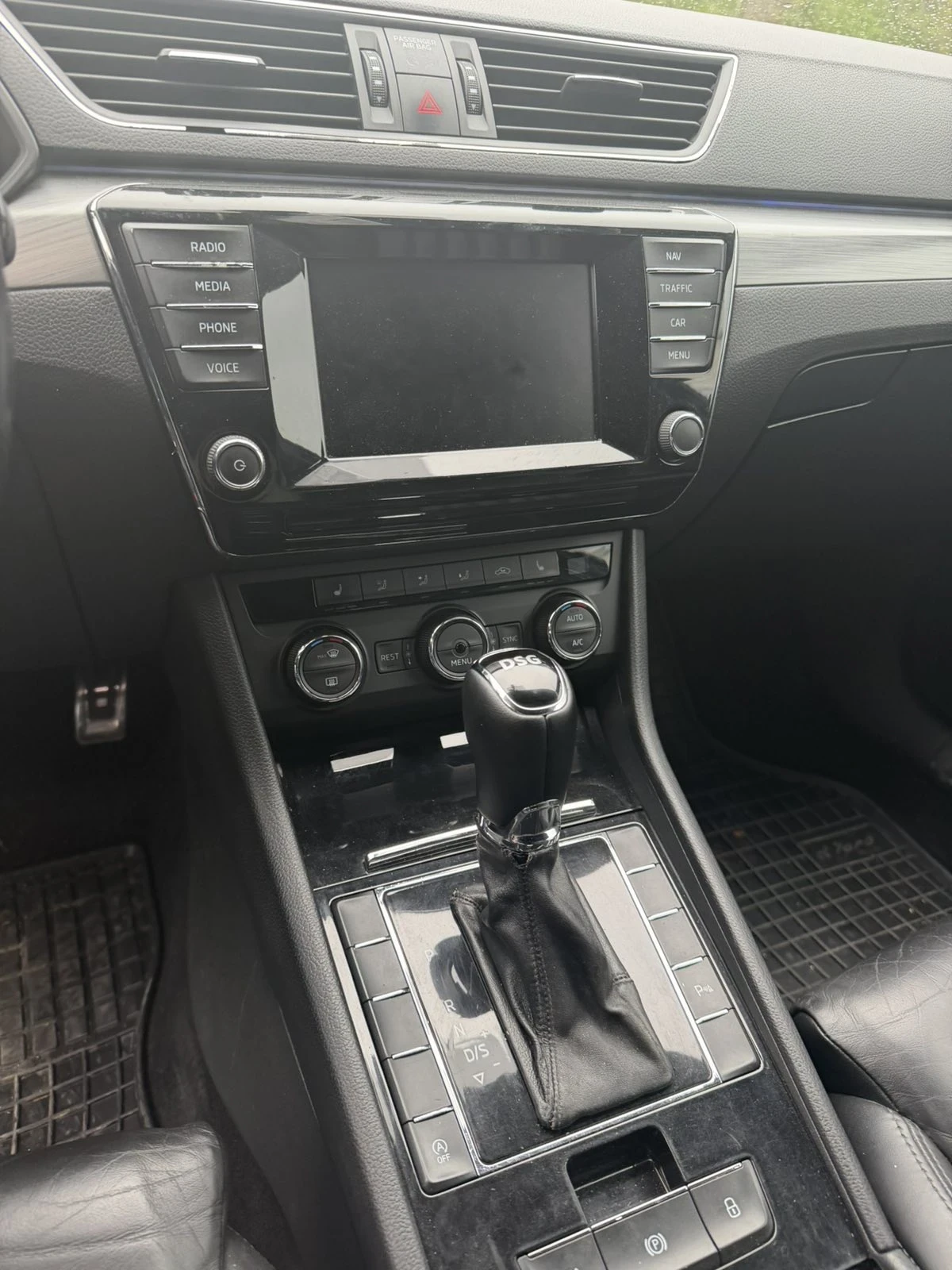 Skoda Superb 2.0TDI / Memory / Distronic , снимка 9 - Автомобили и джипове - 54656185