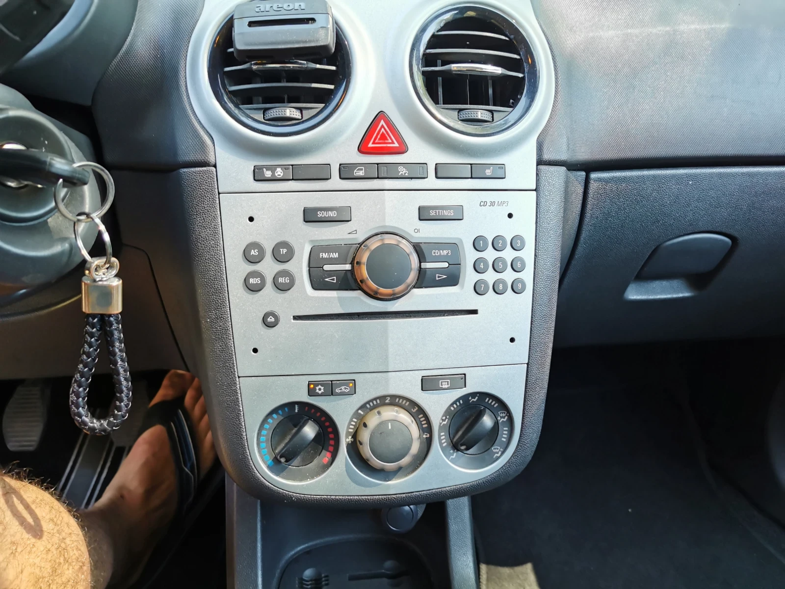 Opel Corsa Подгрев волан, седалки, клима 1.4 бензин , снимка 10 - Автомобили и джипове - 55522969