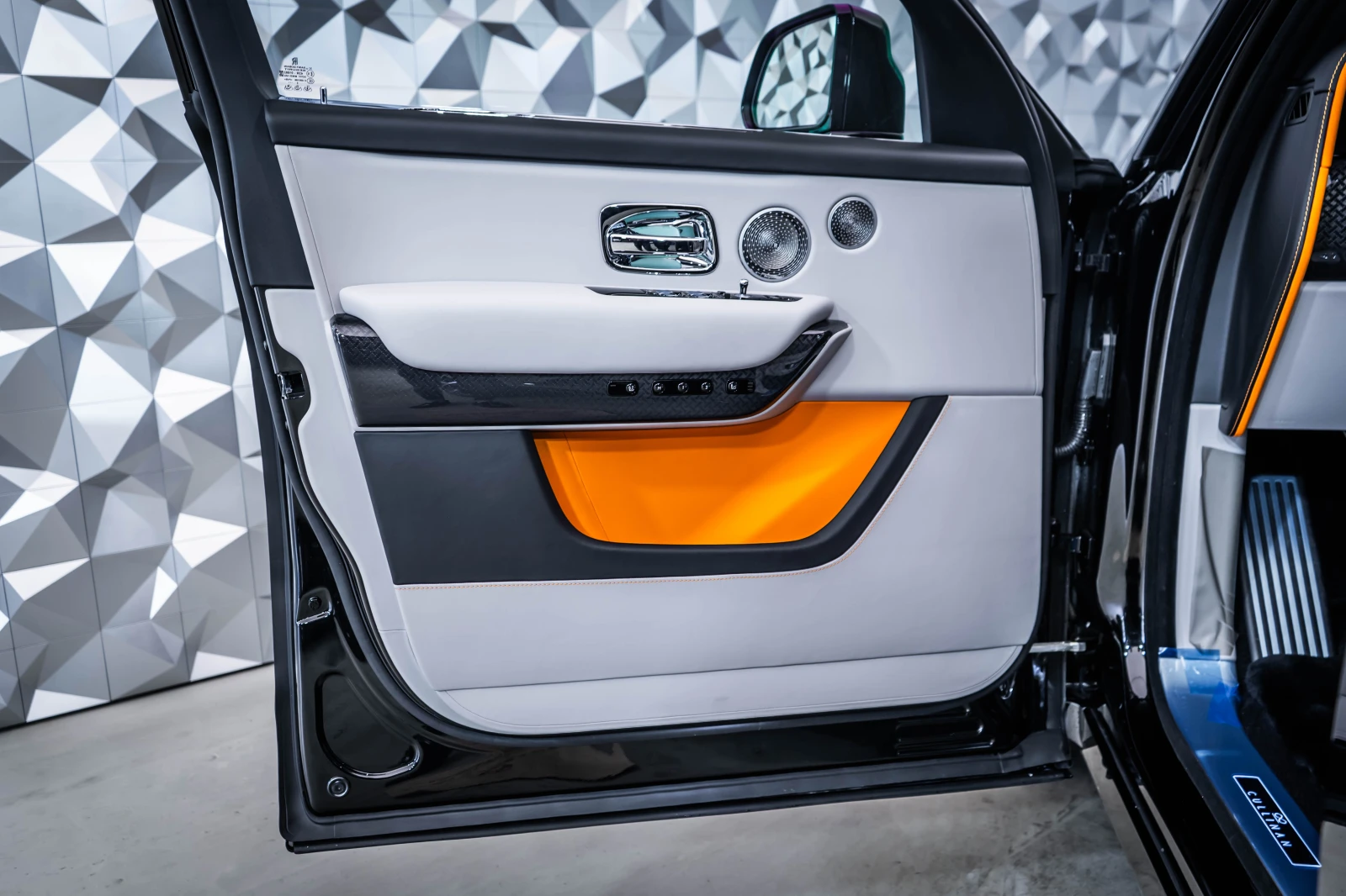 Rolls-Royce Cullinan Black Badge Series II, снимка 7 - Автомобили и джипове - 54766062