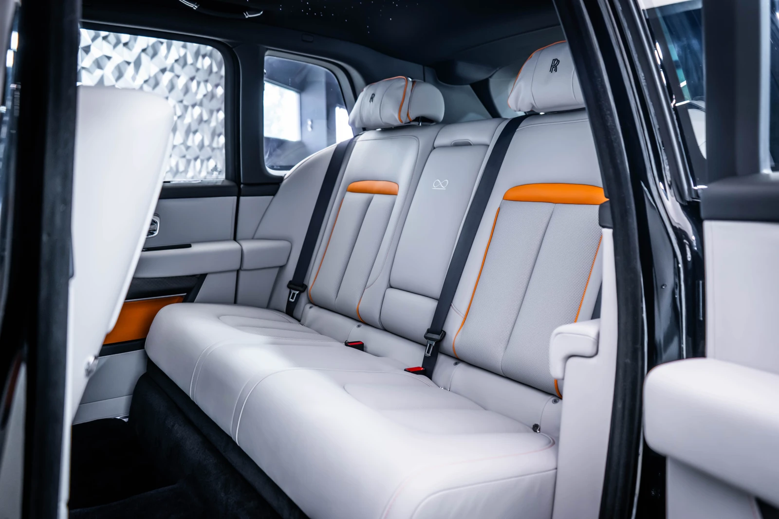 Rolls-Royce Cullinan Black Badge Series II, снимка 16 - Автомобили и джипове - 54766062