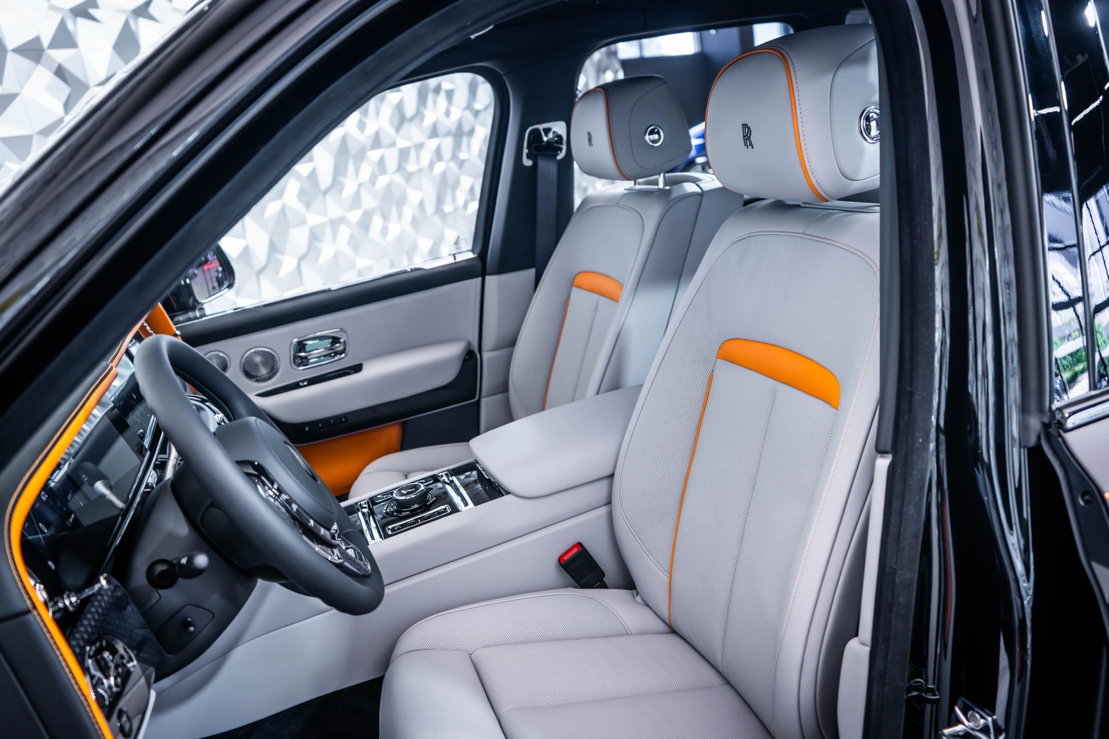 Rolls-Royce Cullinan Black Badge Series II, снимка 13 - Автомобили и джипове - 54766062