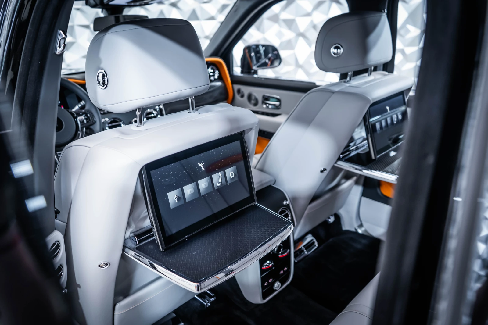 Rolls-Royce Cullinan Black Badge Series II, снимка 14 - Автомобили и джипове - 54766062