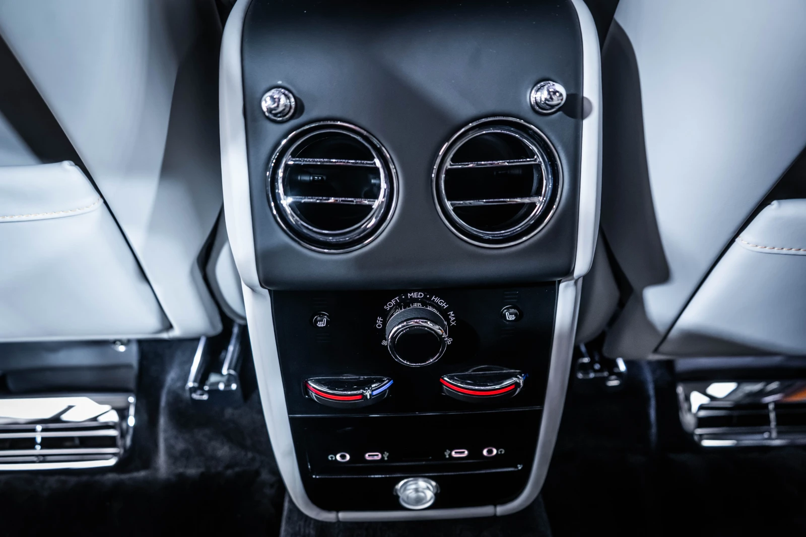 Rolls-Royce Cullinan Black Badge Series II, снимка 15 - Автомобили и джипове - 54766062