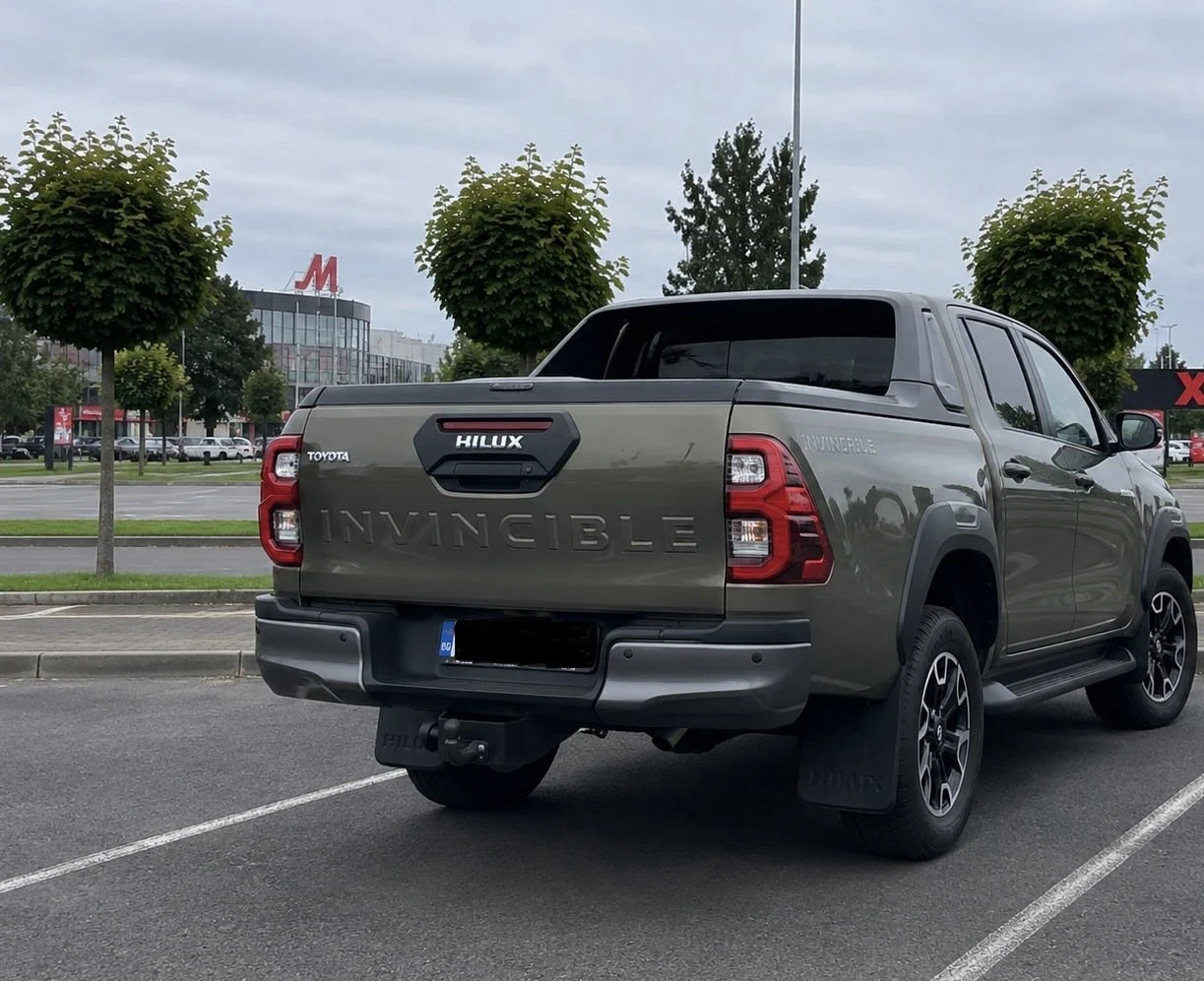 Toyota Hilux 2.8 D-4D Double Cab 4x4 2023, снимка 2 - Автомобили и джипове - 55081810