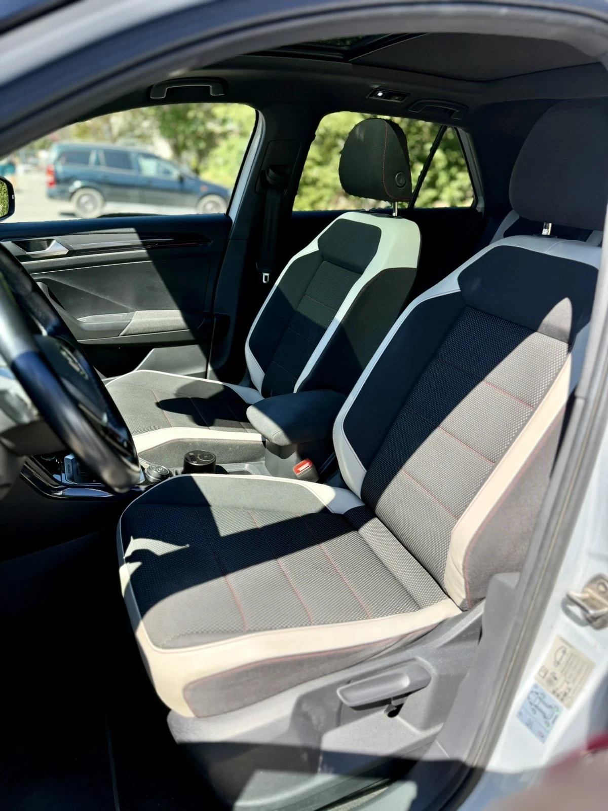 VW T-Roc, снимка 11 - Автомобили и джипове - 55725974