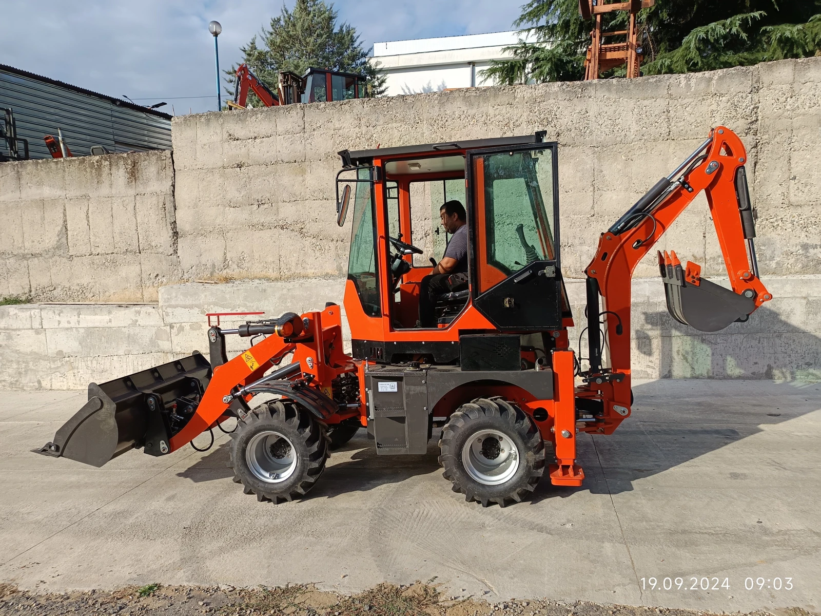 Челен товарач Komatsu комбиниран багер | Mobile.bg — изображение 1