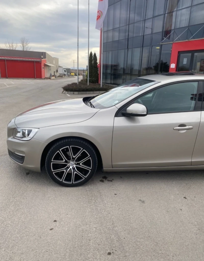 Volvo V60 D4 , снимка 2 - Автомобили и джипове - 48563457