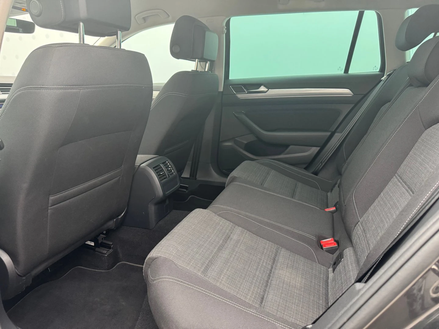 VW Passat Business 2.0 TDI SCR DSG - изображение 6