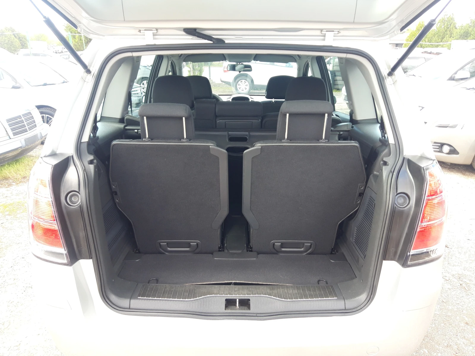 Opel Zafira 1.8i-16V-140к.с* 7места* , снимка 12 - Автомобили и джипове - 54306327