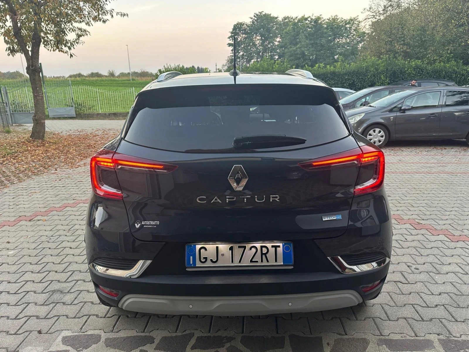 Renault Captur 1.6 , снимка 12 - Автомобили и джипове - 54715273